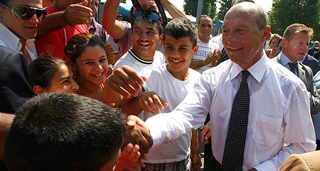 Presedintele Băsescu în mijlocul romilor din Italia